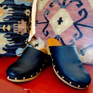 Universal Thread size 7 clog black